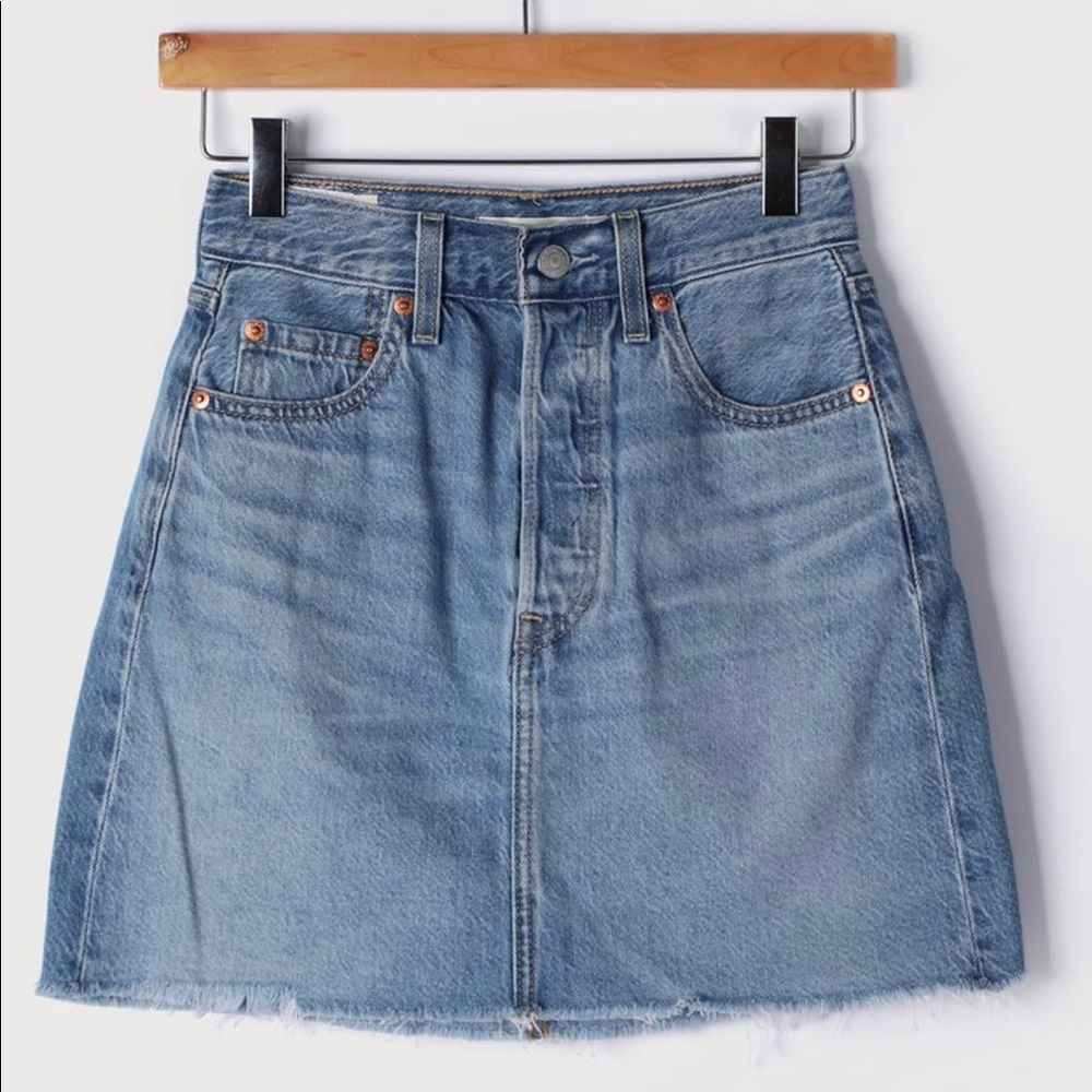 BRAND NEW Levi’s rib cage Jean skirt from Lulu’s
